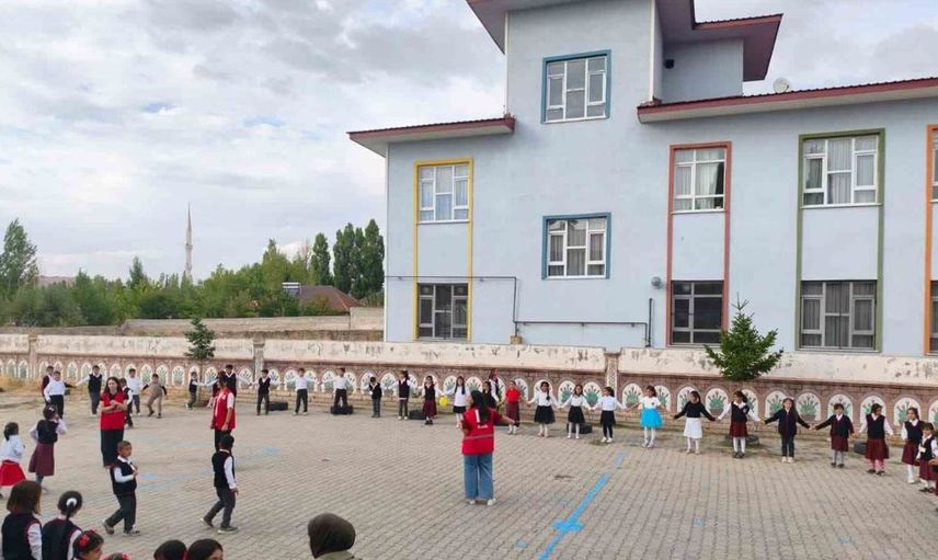 Patnos'ta Kızılay gönüllüleri, öğrencilerle güzel bir gün geçirdi