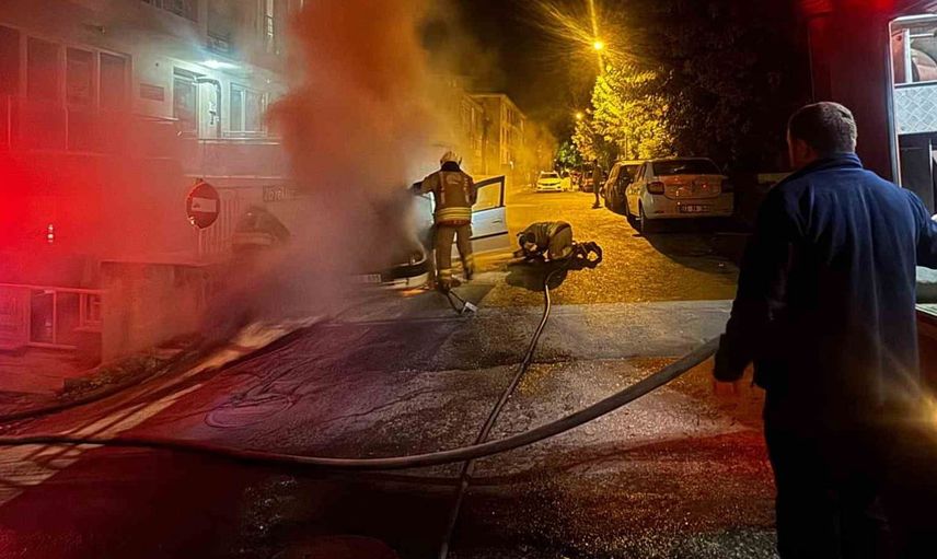 Edirne'de park halindeki otomobil yangında kullanılmaz hale geldi