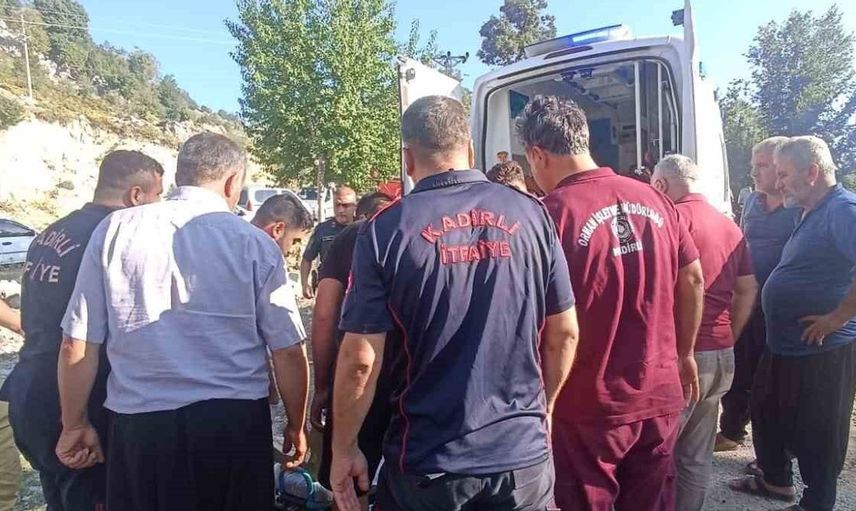 Osmaniye'de devrilen iş makinesinde operatör yaralandı