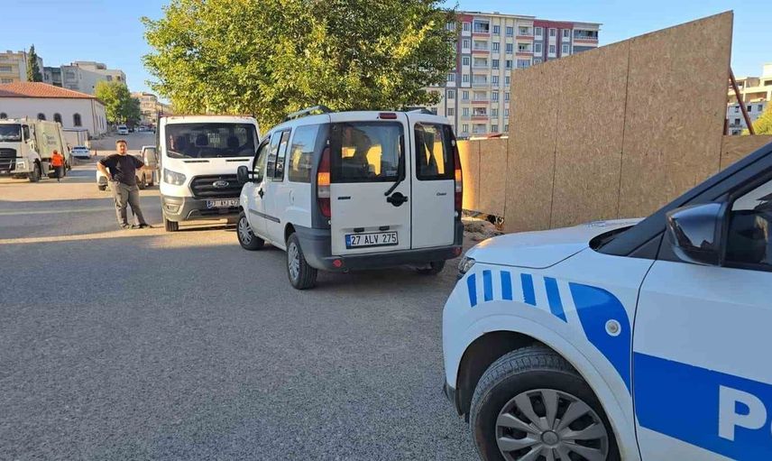 Gaziantep'te hafif ticari araç ile çarpışan motosikletli yaralandı