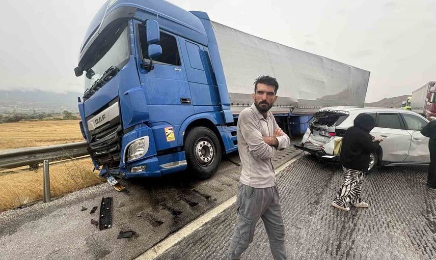 Kastamonu'da sağanak yağışın neden olduğu kazalarda 1 kişi hayatını kaybetti, 12 kişi yaralandı