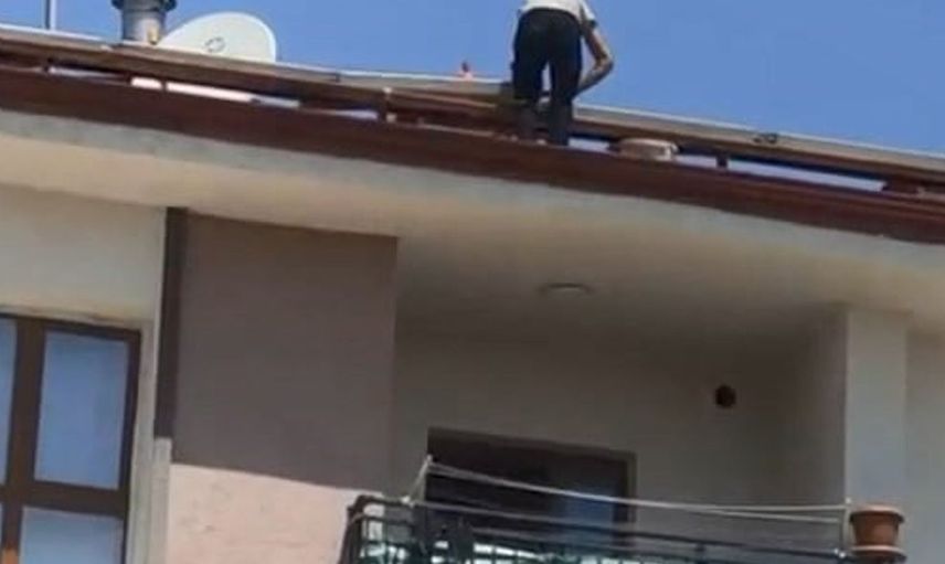 Elazığ'da güvenlik önlemi almadan çatıda işçi çalıştığı anlar kaydedildi