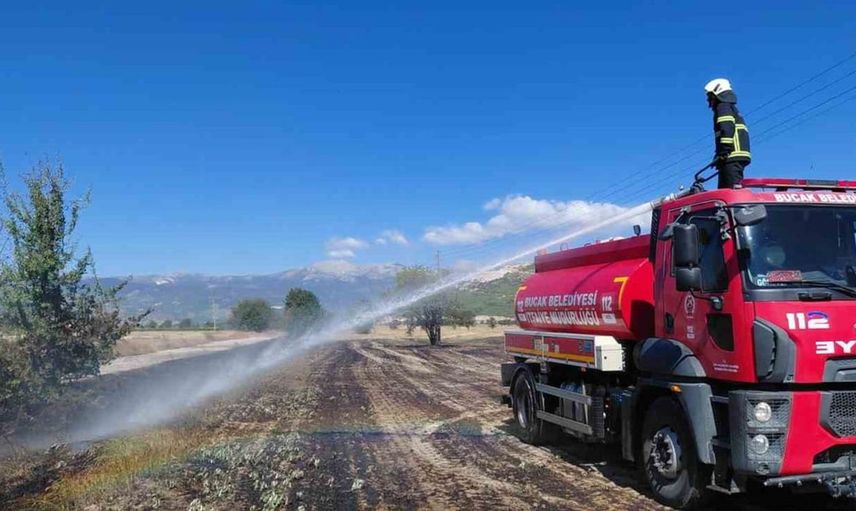 Burdur'da anız yangını tarım arazisini tehdit etti