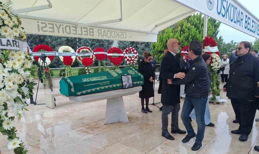 Cem Akaş son yolculuğuna dostlarıyla veda etti