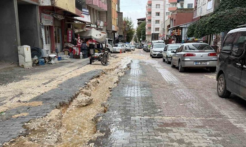 Mazıdağı'nda şiddetli yağış sonrası yollarında büyük hasar meydana geldi
