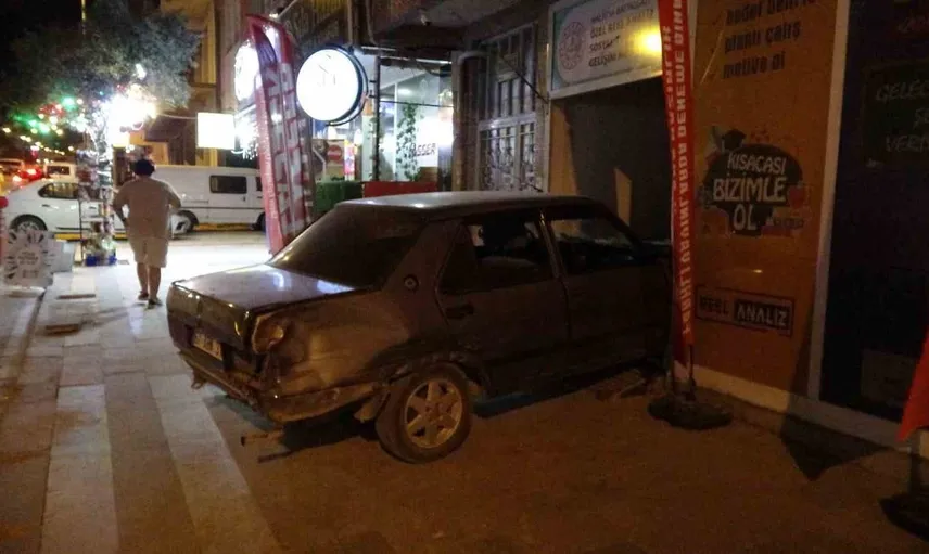 Malatya'da kontrolden çıkan otomobil dershane binasına girdi