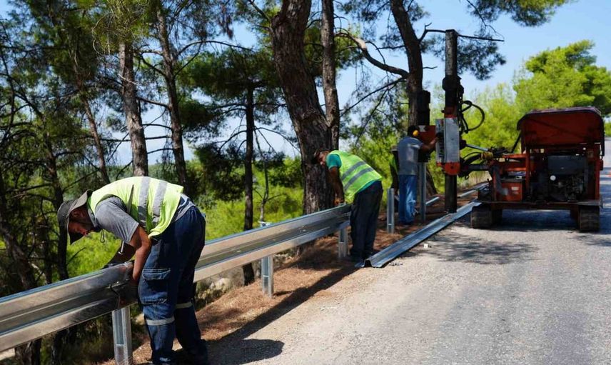 Kepez'de ulaşım güvenliğini artıran oto korkuluk uygulaması başladı