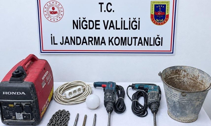 Niğde'de kaçak kazı operasyonunda ele geçirilen malzemeler dikkat çekti