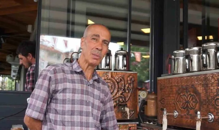 Burdur'un simgesi çaycı Hakkı, 50 yıl boyunca neşesini hiç kaybetmedi