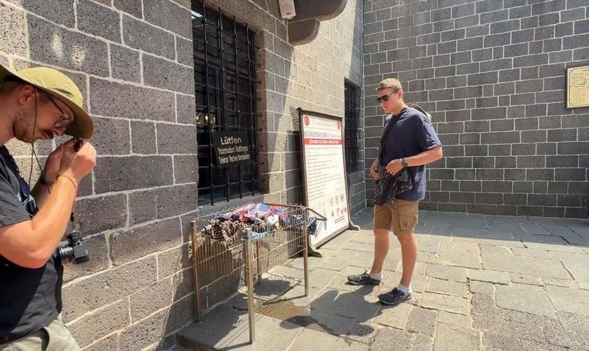 Diyarbakır'da Fransız turistten cami adabı hassasiyeti