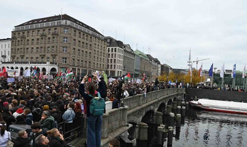 Gençlerin zorunlu askerliğe karşı protestosu Hamburg’da gergin sona erdi