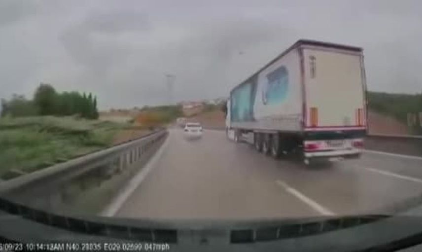 Yağmura aldırış etmeden hız yaptı, kaza anı kamerada