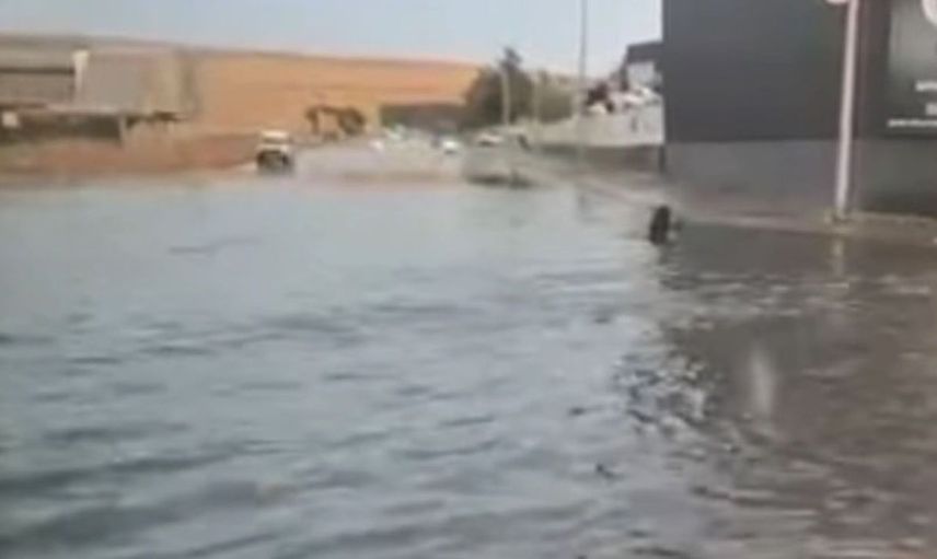 Gaziantep'te fırtına ve sağanak yağmur sokakları gölet haline getirdi