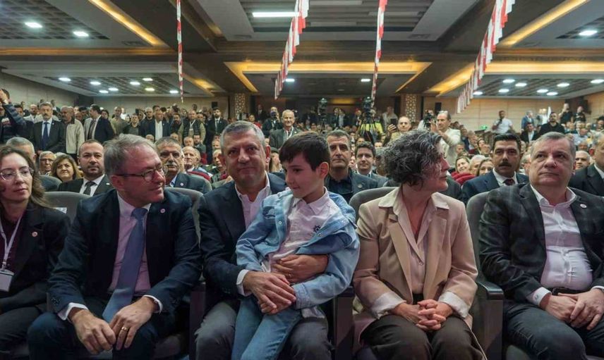 Özgür Özel'den Besim Dutlulu'ya destek: Biz Manisa'yız, birlikteyiz