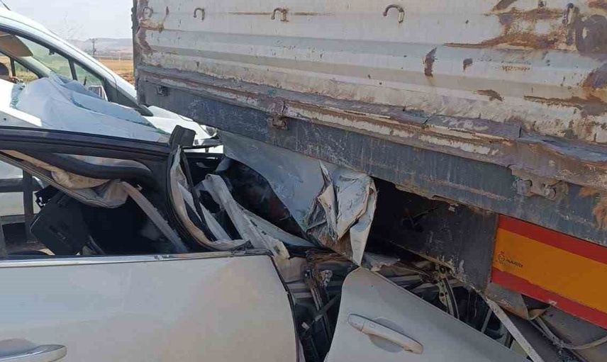 Adıyaman'da otomobil tıra çarptı, sürücü ağır yaralandı
