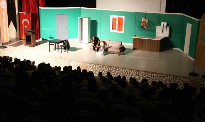 Metin Yıldız’ın tiyatro oyunu Bitlis’te sanatseverlerle buluştu