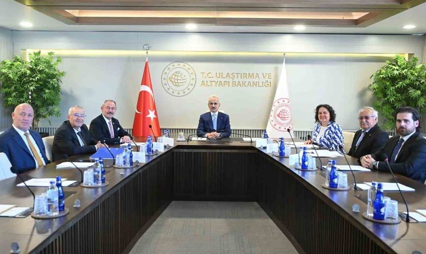AK Partili başkanlar, Ulaştırma ve Altyapı Bakanı Uraloğlu ile görüştü