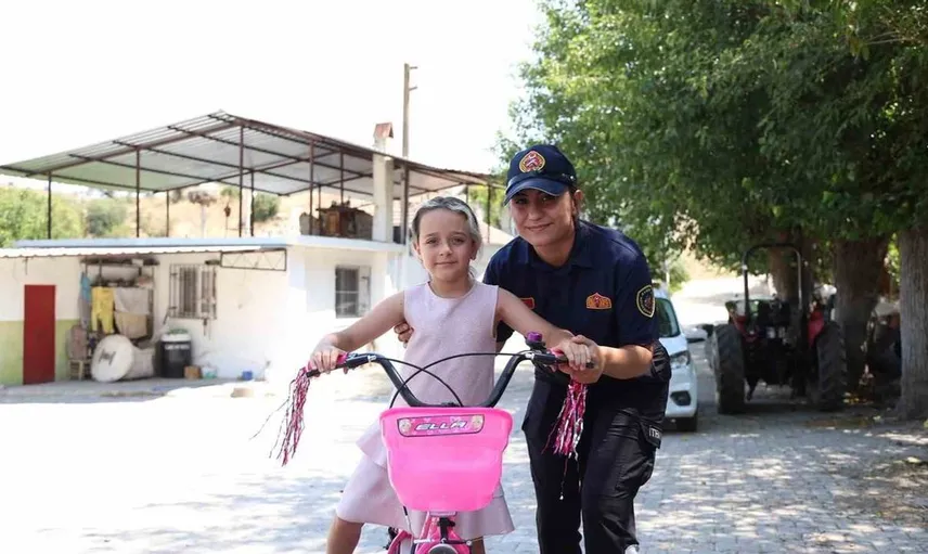 Başkan çerçioğlu, yangın felaketinden etkilenen hazal’a yeni bisiklet hediye etti