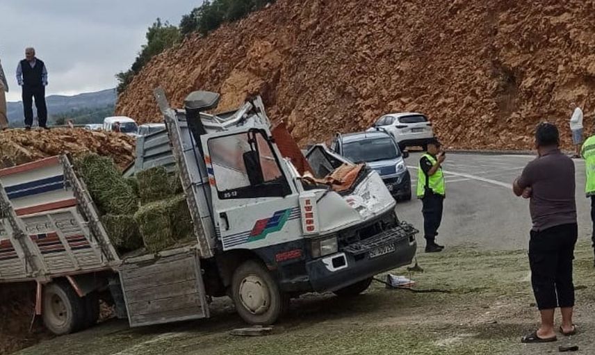 Karaman'da yonca balyası yüklü kamyonette kaza: 1 ölü, 1 yaralı