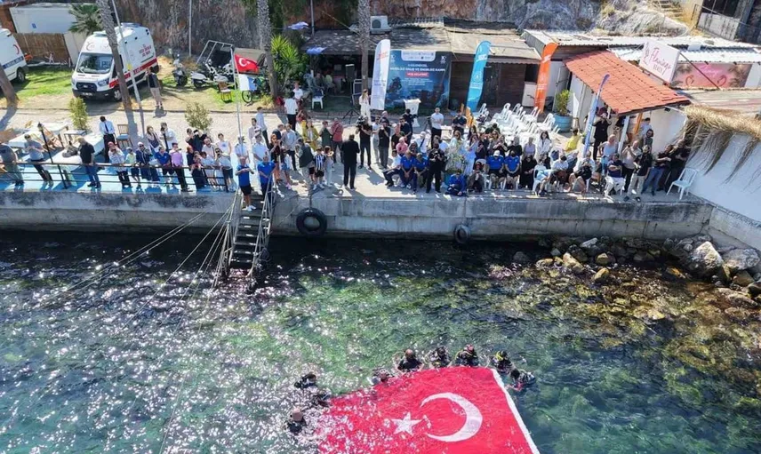 Engelli sporculardan anlamlı zafer bayramı kutlaması: Türk bayrağı su altında dalgalandı
