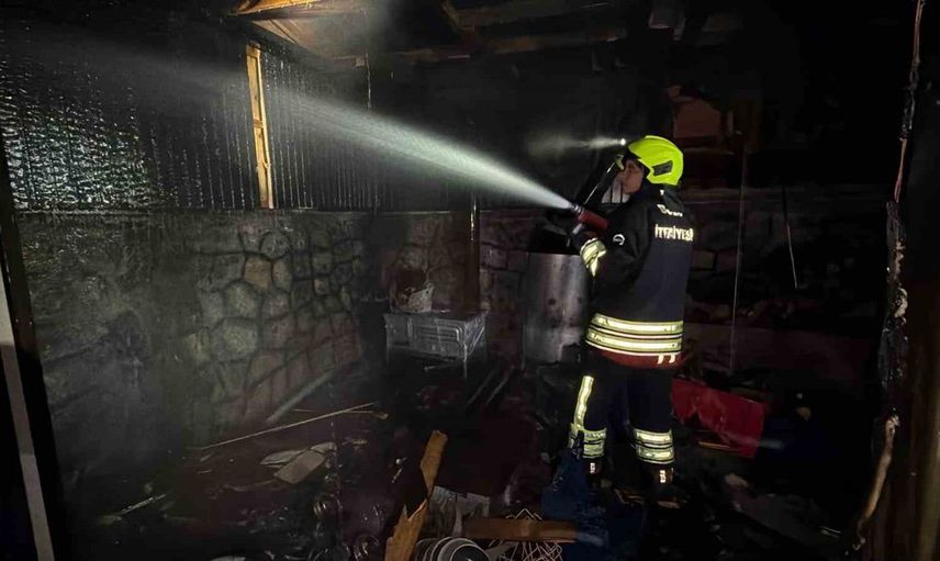 Bolu'da ikiz villa bahçesinde yangın paniği: İtfaiye zamanında müdahale etti