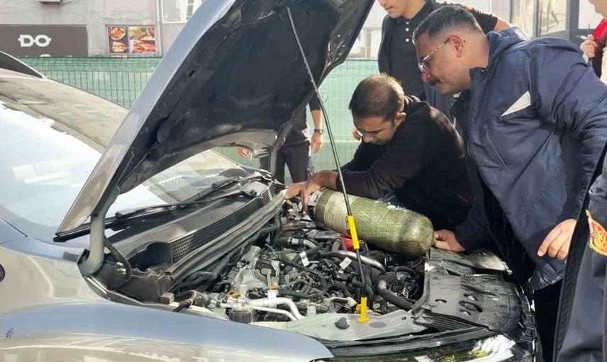 Motor kısmına sıkışan kedi itfaiye ekiplerinin yardımıyla kurtarıldı