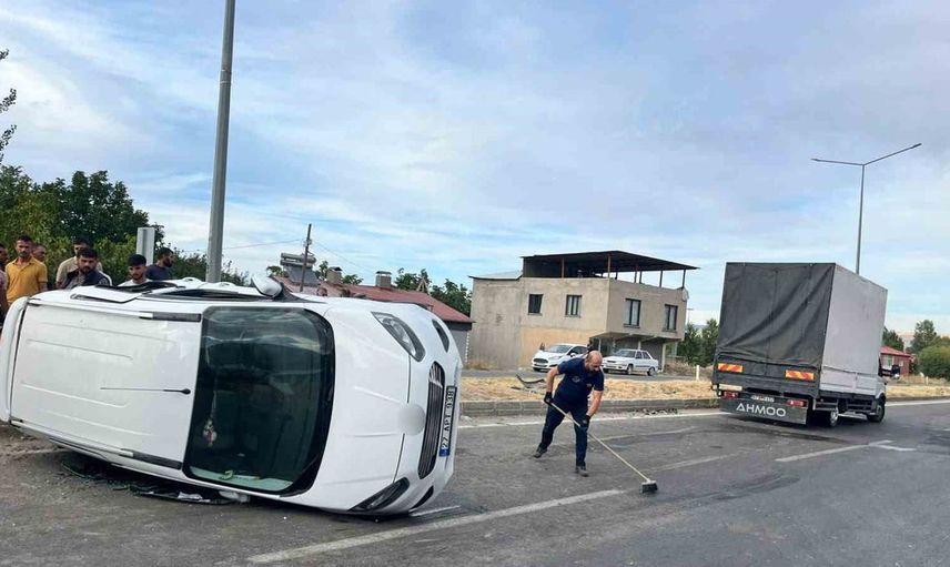 Van'da iki kamyonetin çarpışması sonucu 3 kişi yaralandı
