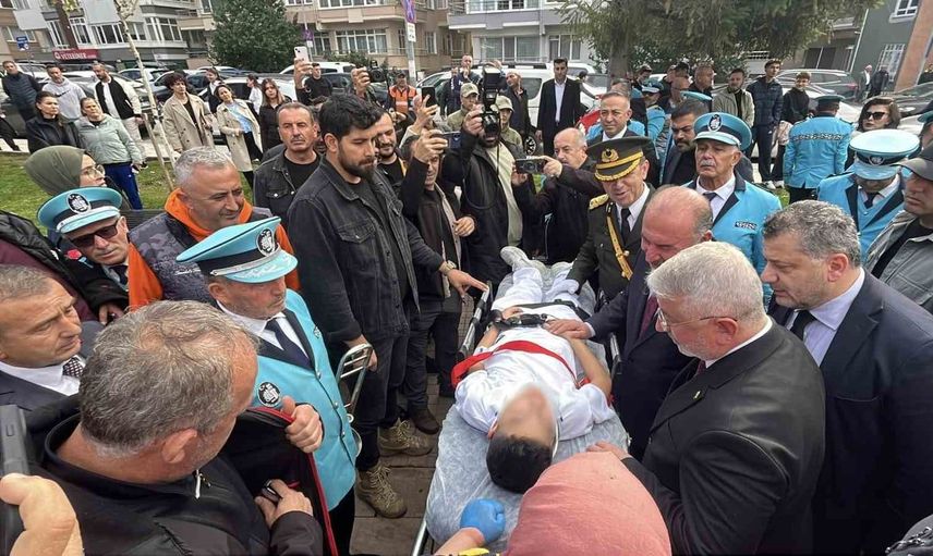 Cumhuriyet bayramında bayılan öğrenci merdivenlerden düştü