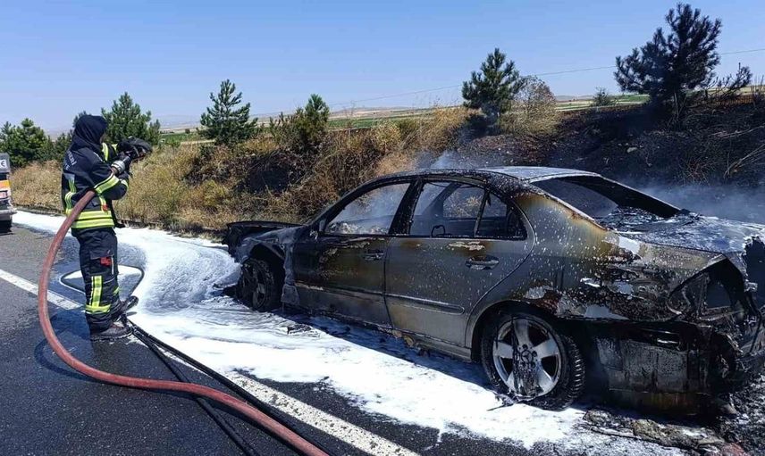 Kayseri'de seyir halindeki otomobil alev aldı