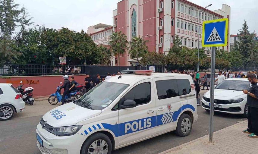 Adana'daki okulda dedikodu yüzünden bıçaklı kavga: Yaralı öğrenci hastaneye kaldırıldı