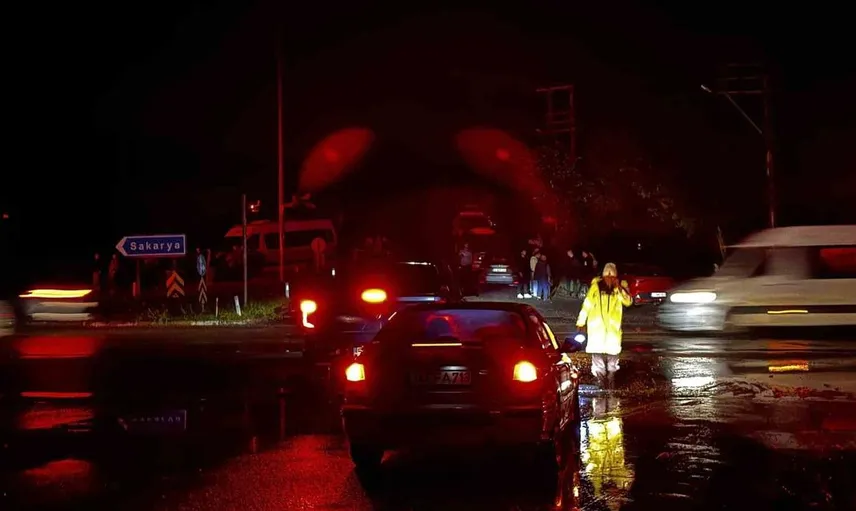 Sakarya'daki şiddetli yağış yüzünden D-650'de ulaşım felç oldu
