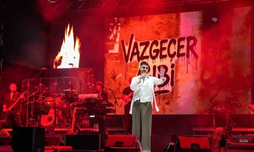 İzmir fuarında sanat rüzgarı: Semicenk ve 'İki Kişilik Oyun' ile unutulmaz bir akşam