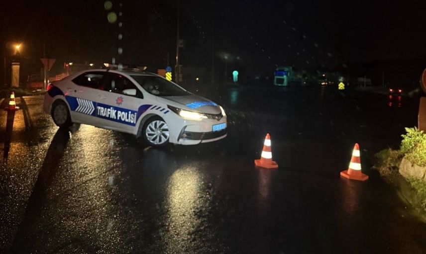 Sakarya'da D-650 kara yolunda yağışlar nedeniyle trafik tedbiri alındı