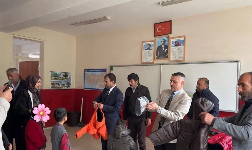 Patnos'ta öğrencilere kış hazırlığı: mont ve bot desteği sağlandı