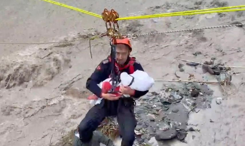 Sakarya'daki kurtarma operasyonunda bebek uyutma anı gündem oldu