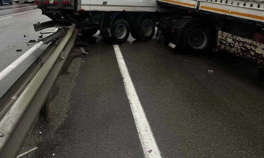 Aşkale’de meydana gelen zincirleme trafik kazasında maddi hasar: 3 araç birbiriyle çarpıştı