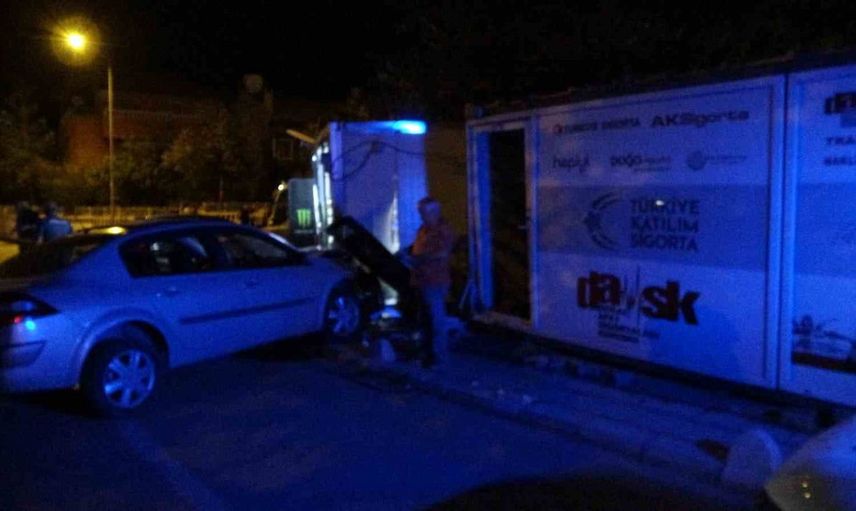Malatya'da kontrolden çıkan otomobil konteyner iş yerine daldı, bir kişi yaralandı