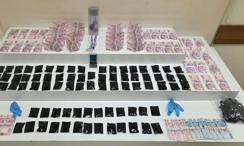 Sultanbeyli'de uyuşturucu operasyonunda gözaltılar: dron destekli aramada esrar ve nakit para ele geçirildi