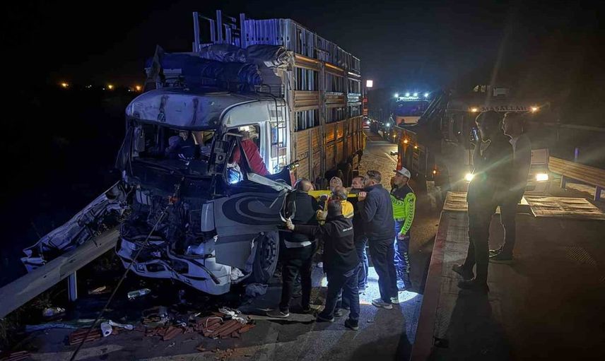 Afyonkarahisar'da kamyon kazasında yaralanan sürücü hastaneye kaldırıldı