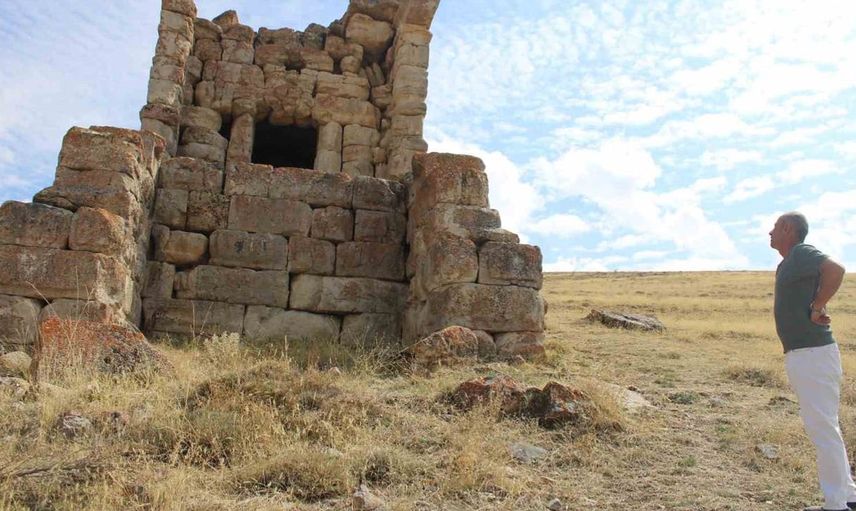 Roma dönemine ait anıt mezar Pınarbaşı'nda korunmayı bekliyor