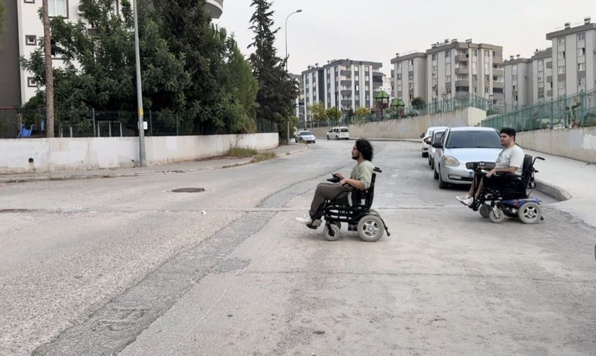 Bir günlüğüne akülü sandalye kullandı: Engelli bireylerin zorluklarına dikkat çekti