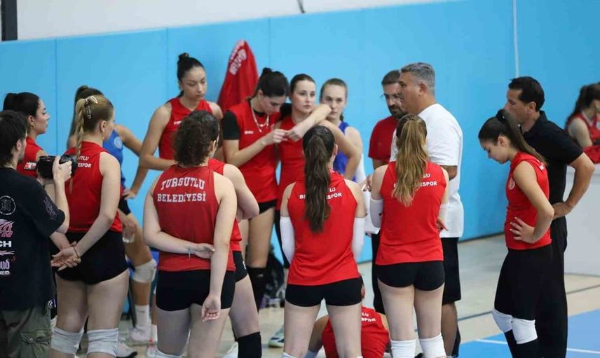 Turgutlu kadın voleybol takımının sezon açılışı heyecanı