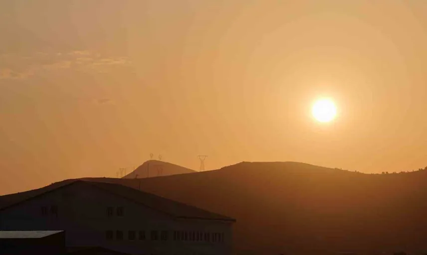 Bitlis'te eşsiz bir doğa olayı: Ay ve güneş aynı anda gökyüzünde buluştu