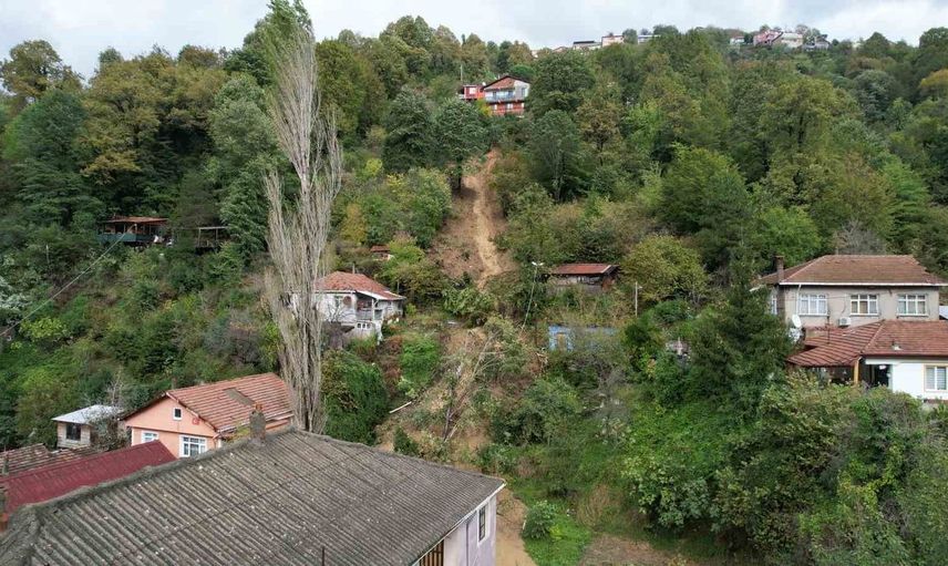 Zonguldak'ta heyelan sonrası evin yolu kapandı, elektrik kesildi