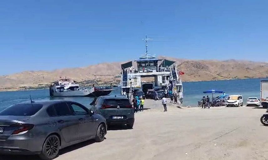 Yakıtı biten feribot güvenli bir şekilde iskeleye yanaştırıldı
