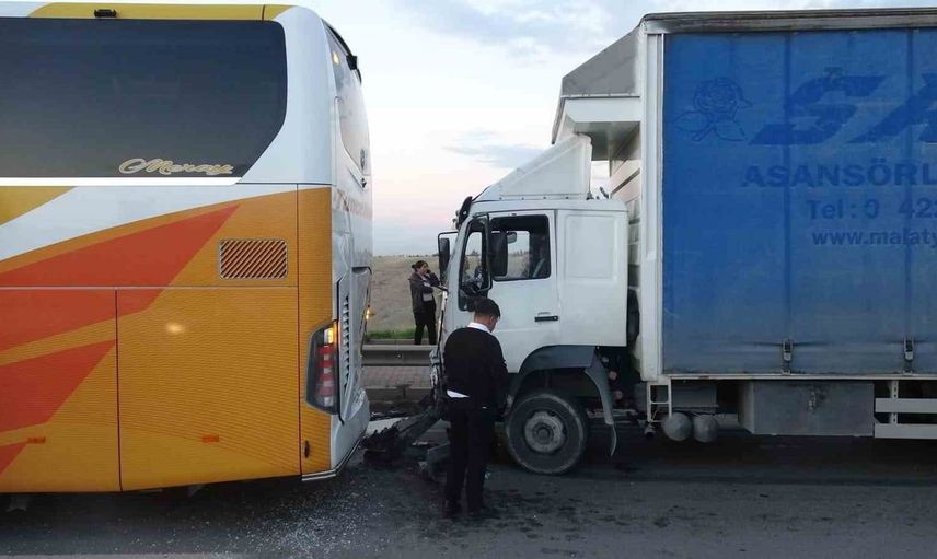 Malatya'da viyadükte meydana gelen otobüs-kamyon kazası trafiği etkiledi