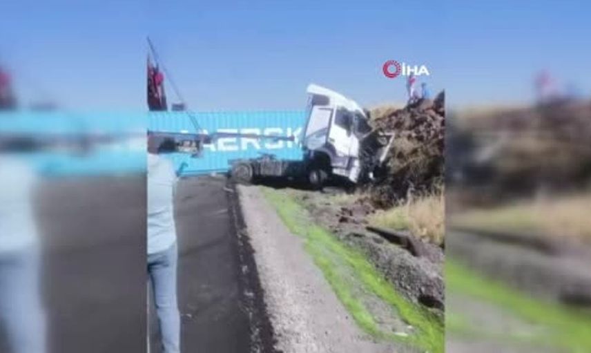 Siverek’te tır kontrolden çıkarak şarampole devrildi: Sürücü yaralı