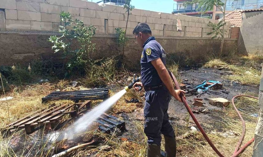 Efeler'de yangın paniği: apartmanın arka bahçesinde meydana gelen yangın söndürüldü