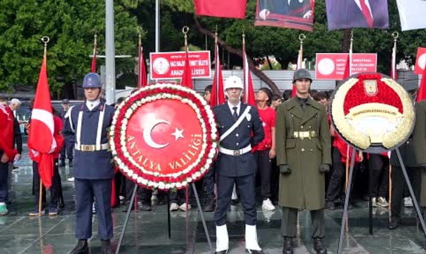 Cumhuriyet Bayramı kutlamaları Antalya'da coşkuyla başladı