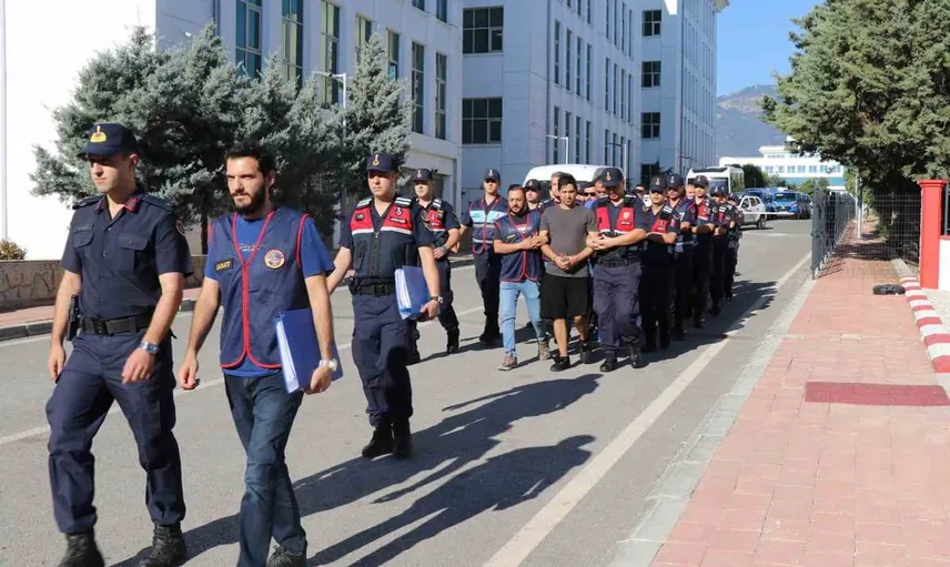 Denizli'de haraç çetesi tutuklandı: Adliyeye sırıtarak girdiler